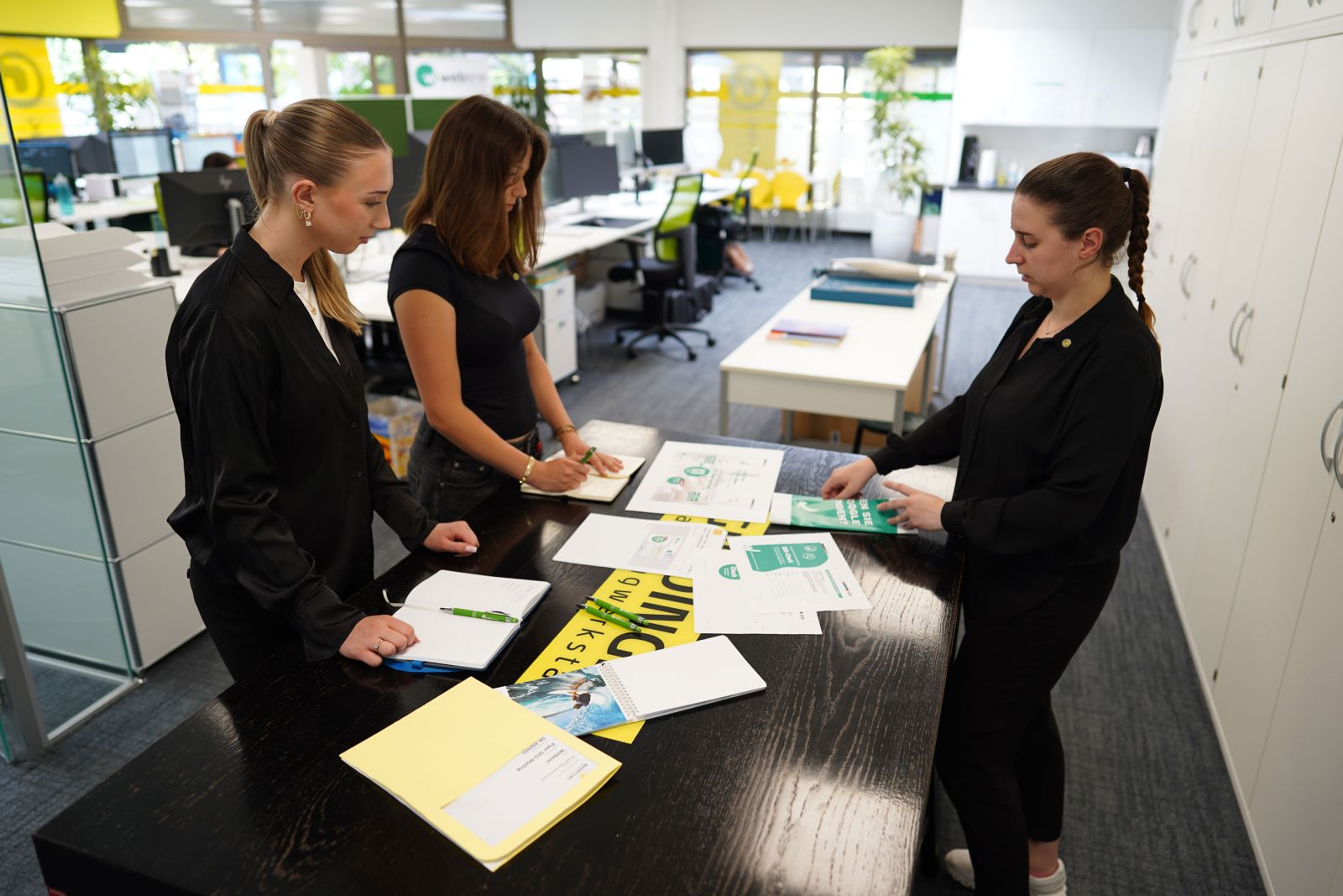 Projektbesprechung mit den Lernenden in der Marketingwerkstatt GmbH