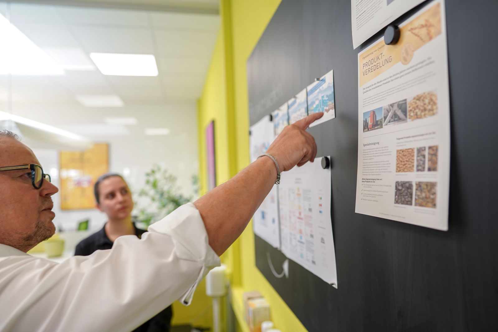 Besprechung an der Tafel für Designentwürfe in der MArketingwerkstatt GmbH
